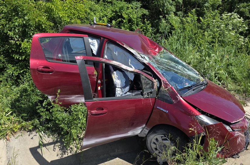 Femeie de 67 de ani, transportată la spital după ce s-a răsturnat cu mașina la Copălău
