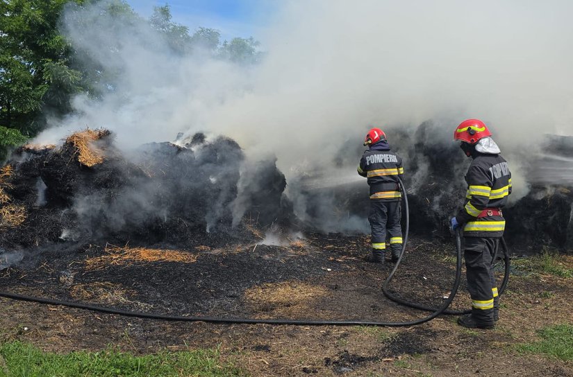 Incendiu la Vorniceni: 16 tone de furaje au ars dintr-un joc al copiilor cu focul