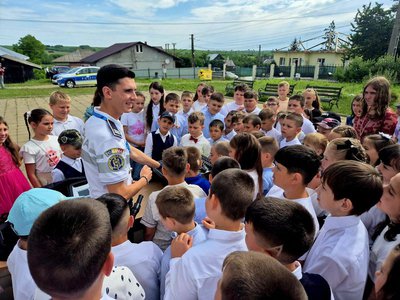 Polițiștii din Ștefănești alături de …