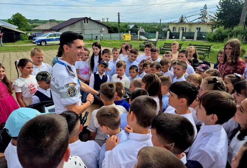 Polițiștii din Ștefănești alături de copii
