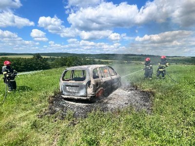 Mașină parcată pe un câmp …