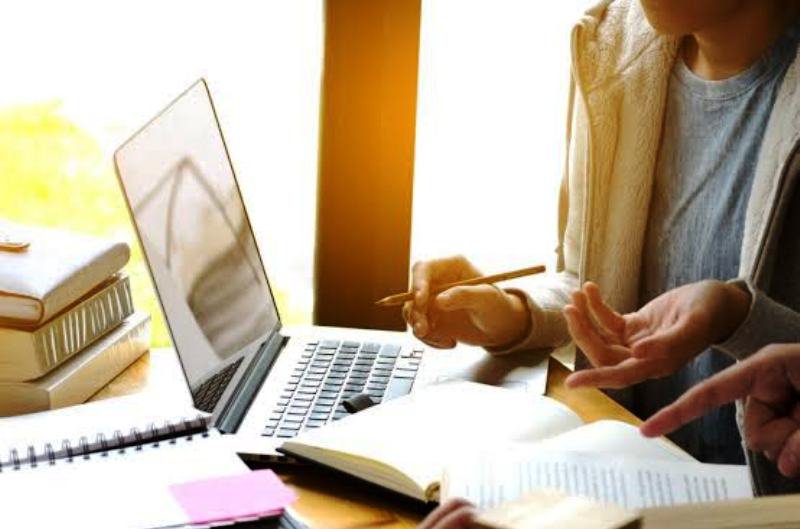 O nouă materie ar putea deveni obligatorie în școli. Cu ce se ocupă „Educație media și digitală”