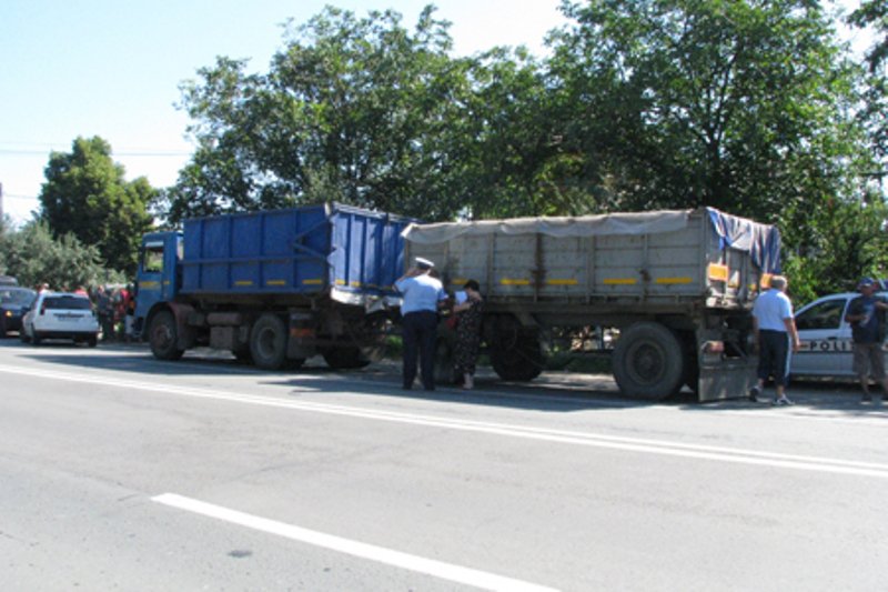 Acțiune a polițiștilor pentru combaterea ilegalităţilor în domeniul transportului de cereale. Peste 300 de persoane legitimate