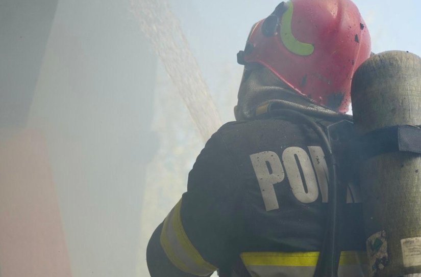 Șase locuințe și un camion, salvate din calea flăcărilor în urma a patru incendii, în ultimele ore