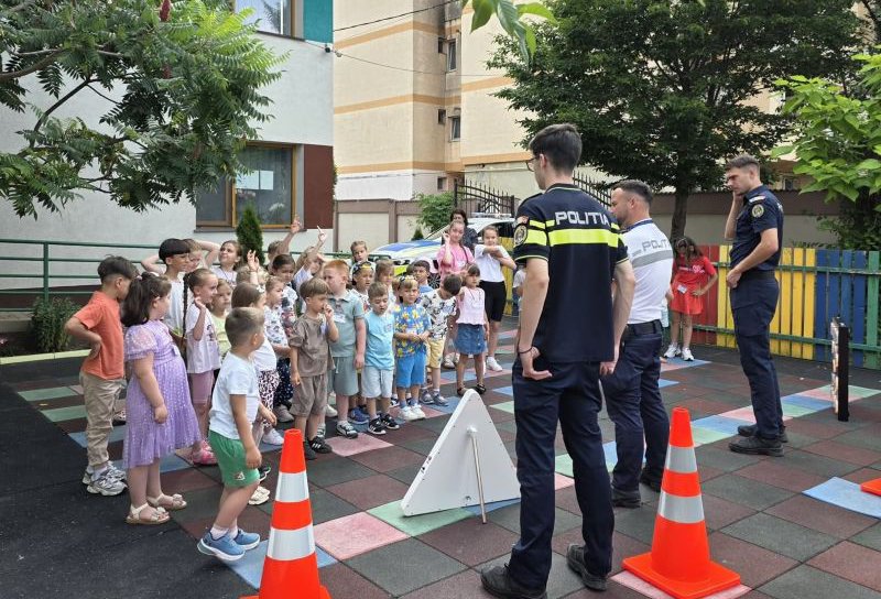 Polițiștii din Dorohoi alături de copii