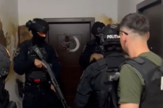 Arme ridicate de polițiști în …