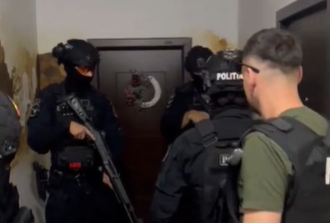 Arme ridicate de polițiști în …