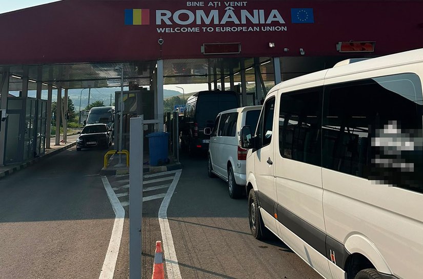 Transportul de documente false este infracțiune! Vezi ce au descoperit polițiștii de frontieră la PTF Racovăț