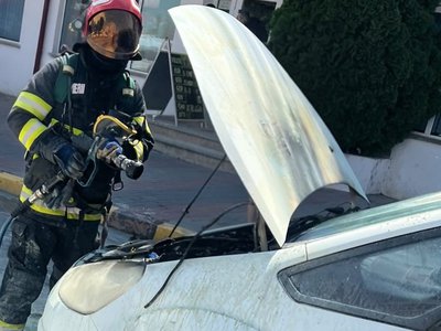 Un autoturism a luat foc …