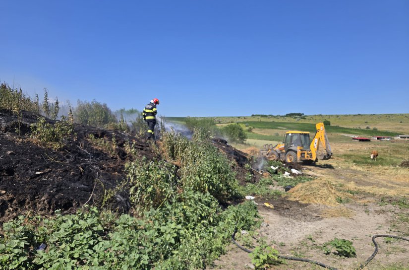 Patru incendii de vegetație uscată în ultimele ore în județ