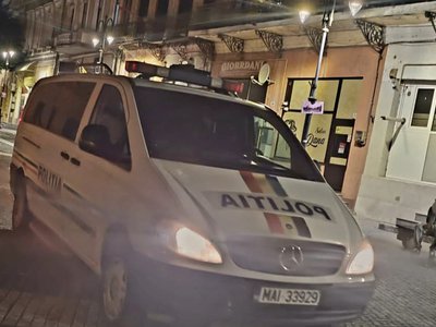 Două persoane reținute pentru furturi …