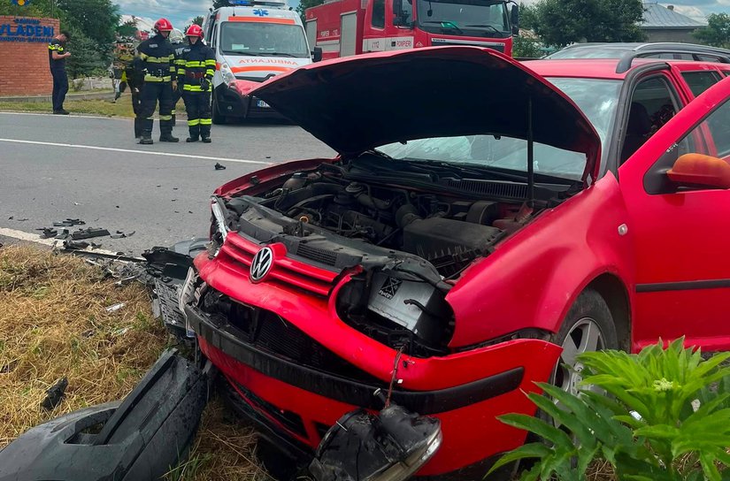 Impact între două autoturisme pe E58, la Huțani: O femeie și un bărbat au ajuns la spital