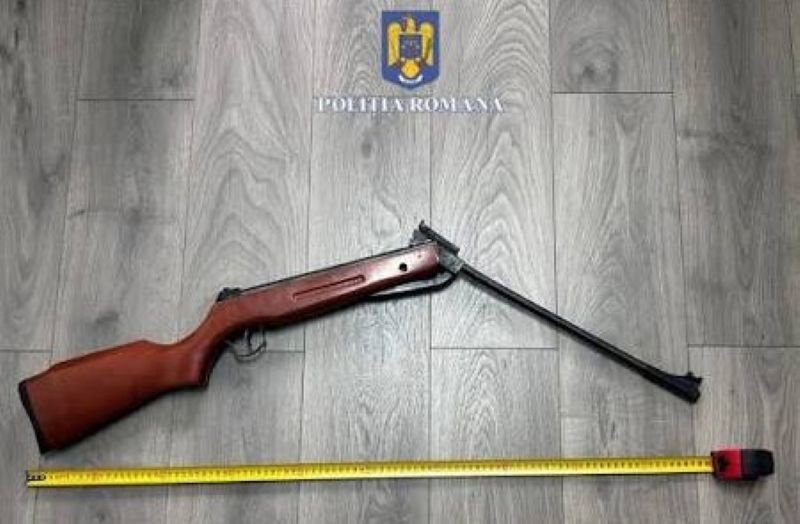 Armă deținută ilegal, ridicată de polițiști