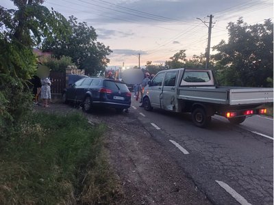 Accident! Două persoane ajunse la …