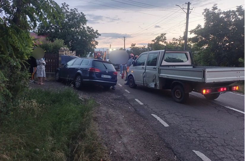 Accident! Două persoane ajunse la spital după impactul dintre un autoturism și o autoutilitară