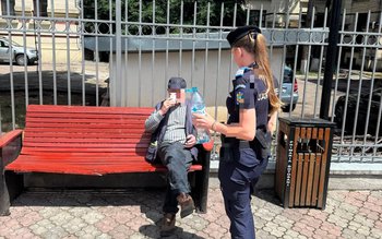 Bărbat în vârstă ajutat de …