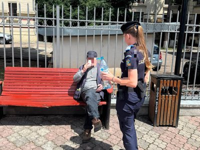 Bărbat în vârstă ajutat de …