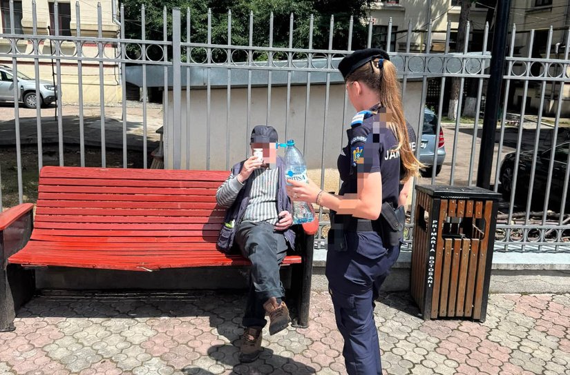 Bărbat în vârstă ajutat de jandarmi