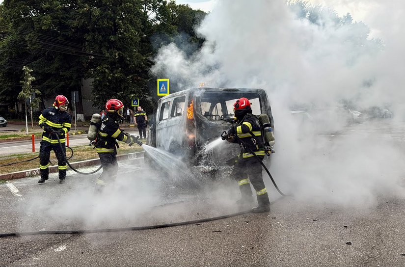 Incendiu la o autoutilitară aflată în mers, pe o stradă din Botoșani