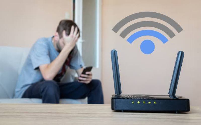 Routerul poate pierde semnal fără să-ți dai seama. Poziția antenelor schimbă acoperirea Wi-Fi în toată locuința