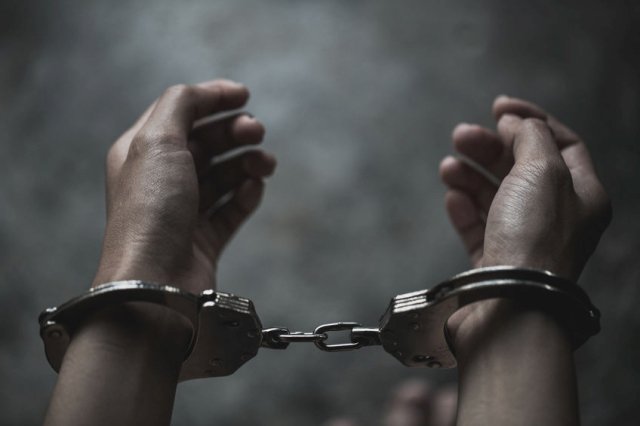 Botoșăneni reținuți după ce au furat o bicicletă și mai multe telefoane mobile. Polițiștii au efectuat mai multe percheziții