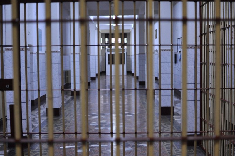 Tânăr condamnat pentru tentativă de tâlhărie calificată, escortat la penitenciar