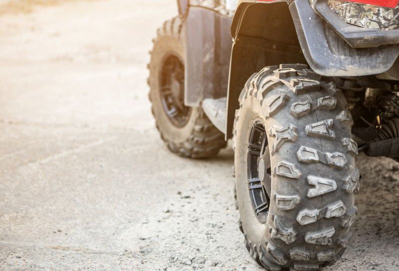 Femeie cercetată penal după ce a fost prinsă cu un ATV neînmatriculat și fără permis