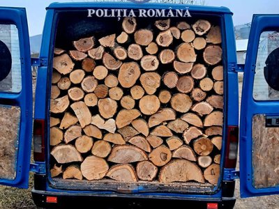 Material lemnos confiscat de polițiști …
