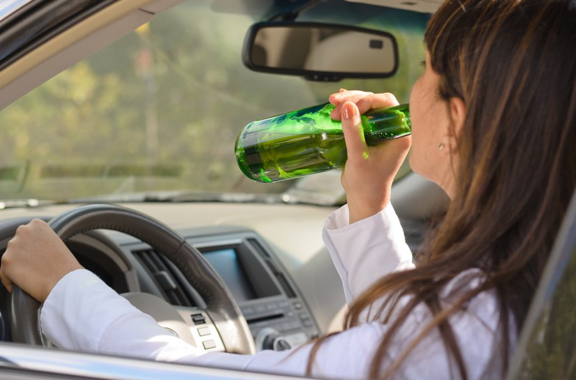 Dosar penal pentru o tânără fără permis de conducere prinsă băută la volan
