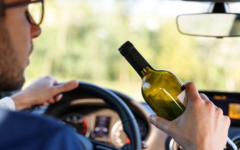 Tineri reținuți pentru conducere fără …