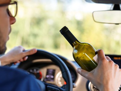 Tineri reținuți pentru conducere fără …