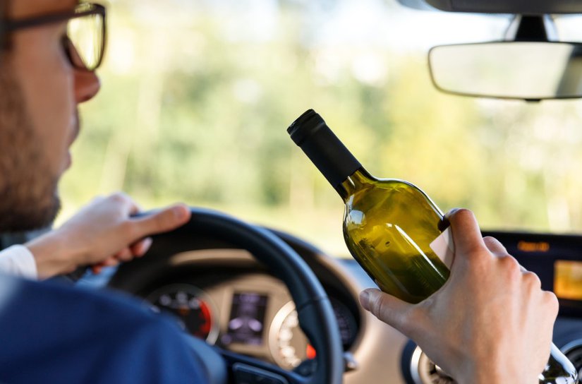 Tineri reținuți pentru conducere fără permis și aflați sub influența băuturilor alcoolice