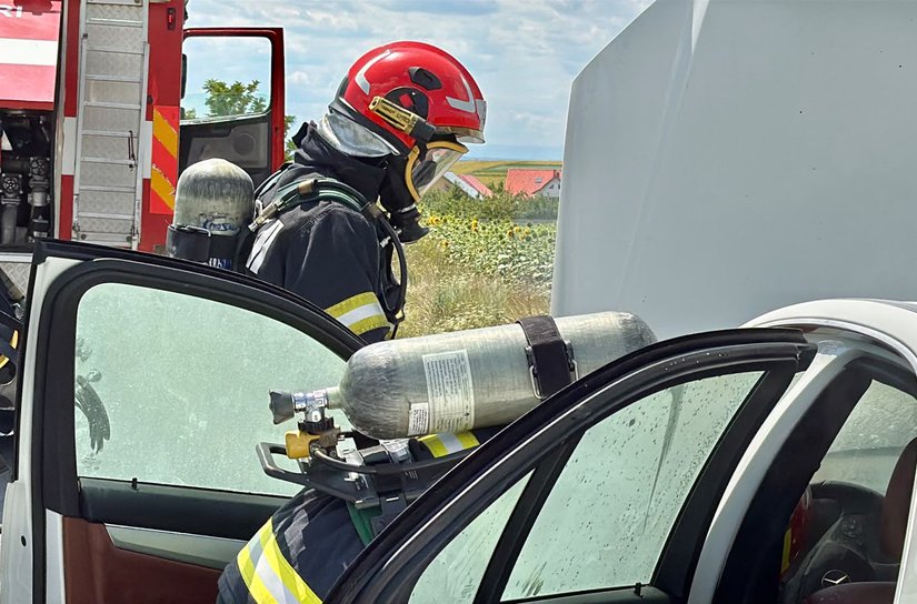 Un autoturism a luat foc în mers în apropierea localității Brehuiești