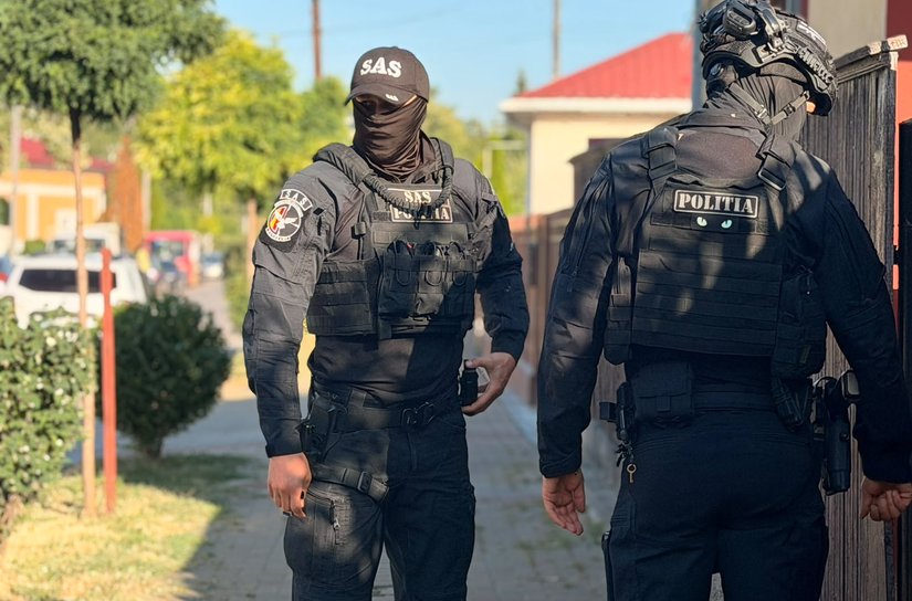 Percheziții desfășurate de polițiști la persoane bănuite de furtul a peste un kilogram de aur