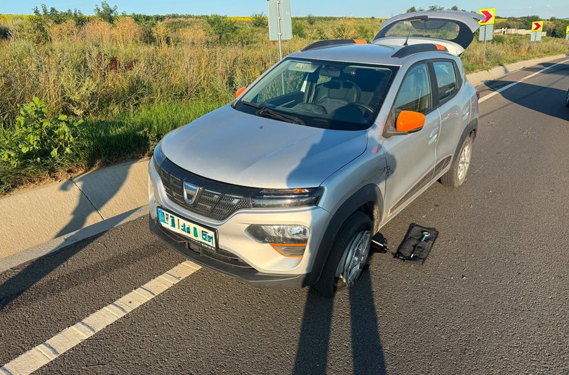 Două mașini implicate într-un accident în apropiere de Stăuceni