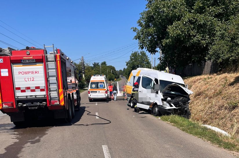 Accident la Pădureni între un microbuz și un autoturism