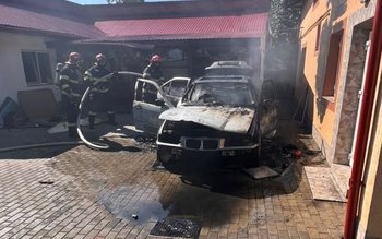 Mașină parcată într-o gospodărie din …