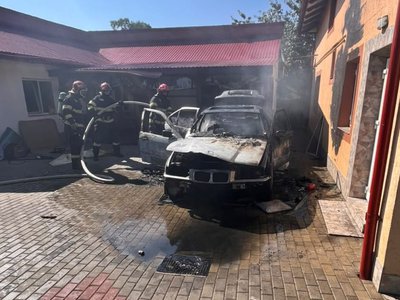 Mașină parcată într-o gospodărie din …