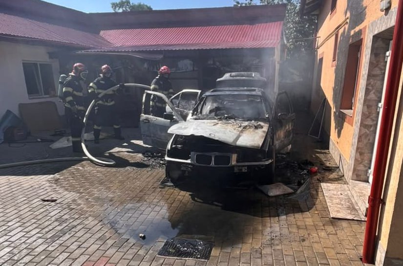 Mașină parcată într-o gospodărie din Dorohoi a luat foc. Un tânăr de 20 de ani a ajuns la spital
