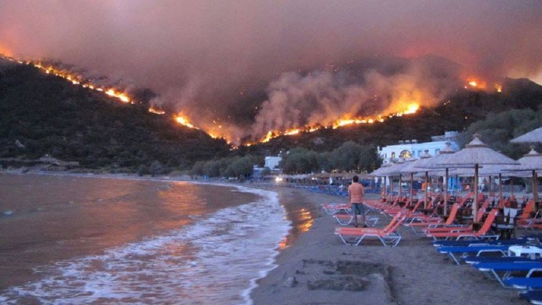 MAE, atenţionare de călătorie pentru Grecia. Risc ridicat de incendii în mai multe regiuni