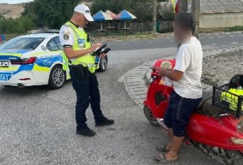 Dosar penal pentru un tânăr care conducea un moped fără a deține permis de conducere