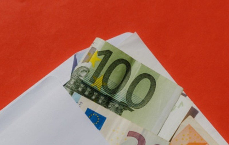 Anchetă la poliţia Botoşani după ce s-au trezit că Poşta le-a adus un plic cu 100 €