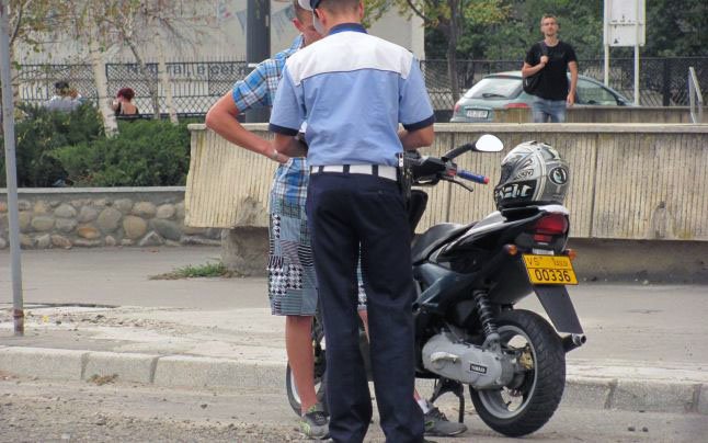 Depistat la volanul unui scuter fără a avea acest drept
