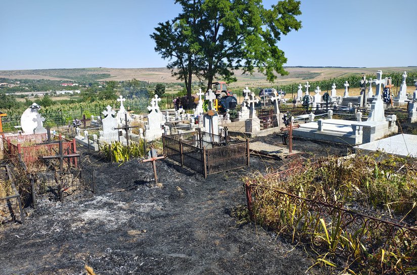 Pompierii au intervenit în această după-amiază pentru stingerea a două incendii produse în cimitire
