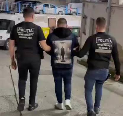 Tânăr reținut de polițiști, după ce a furat un telefon mobil