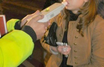 Femeie prinsă mangă la volan: …
