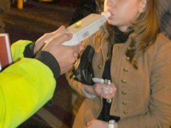 Femeie prinsă mangă la volan: șoferița de 49 de ani, dusă direct în arest