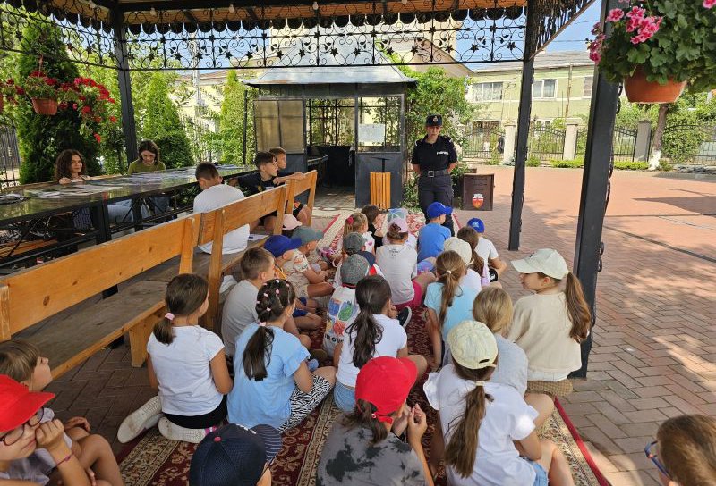 Aproape 150 de copii au învățat alături de pompierii botoșăneni, că siguranța începe cu un gest simplu