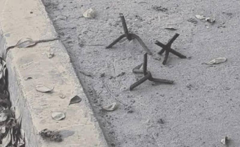 Șoferi cu anvelope tăiate pe autostrada spre mare. Ce sunt „aricii” de metal care tot apar pe A2
