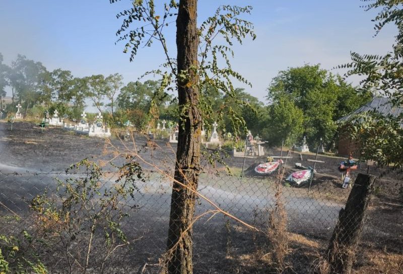 Incendiu violent într-un cimitir din județ